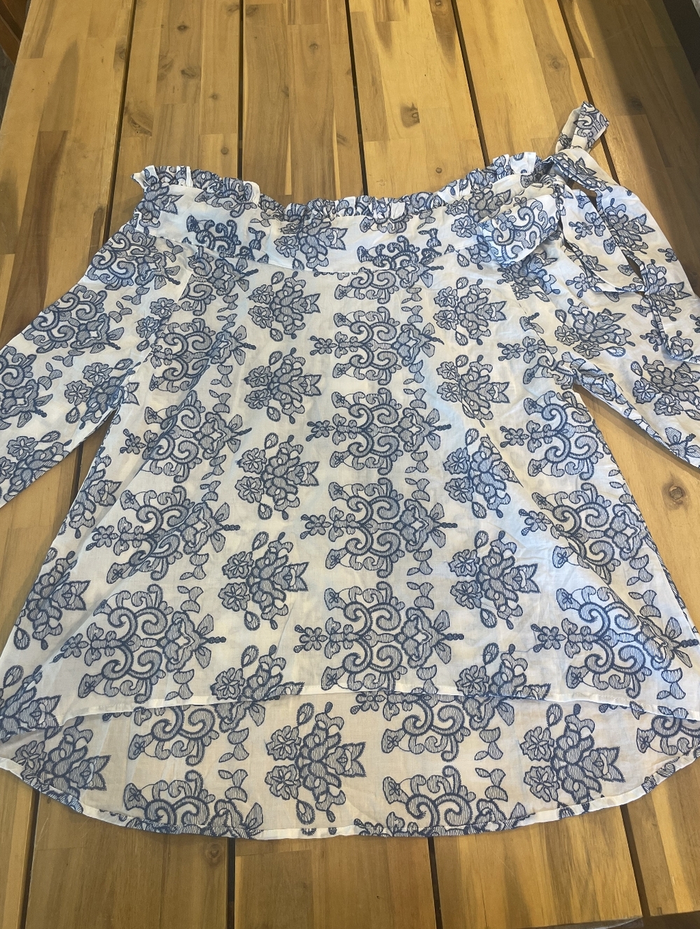 NWT NEVER A WALLFLOWER Tuckernuck White Blue Embroidered Floral 3/4 Sleeve Top S